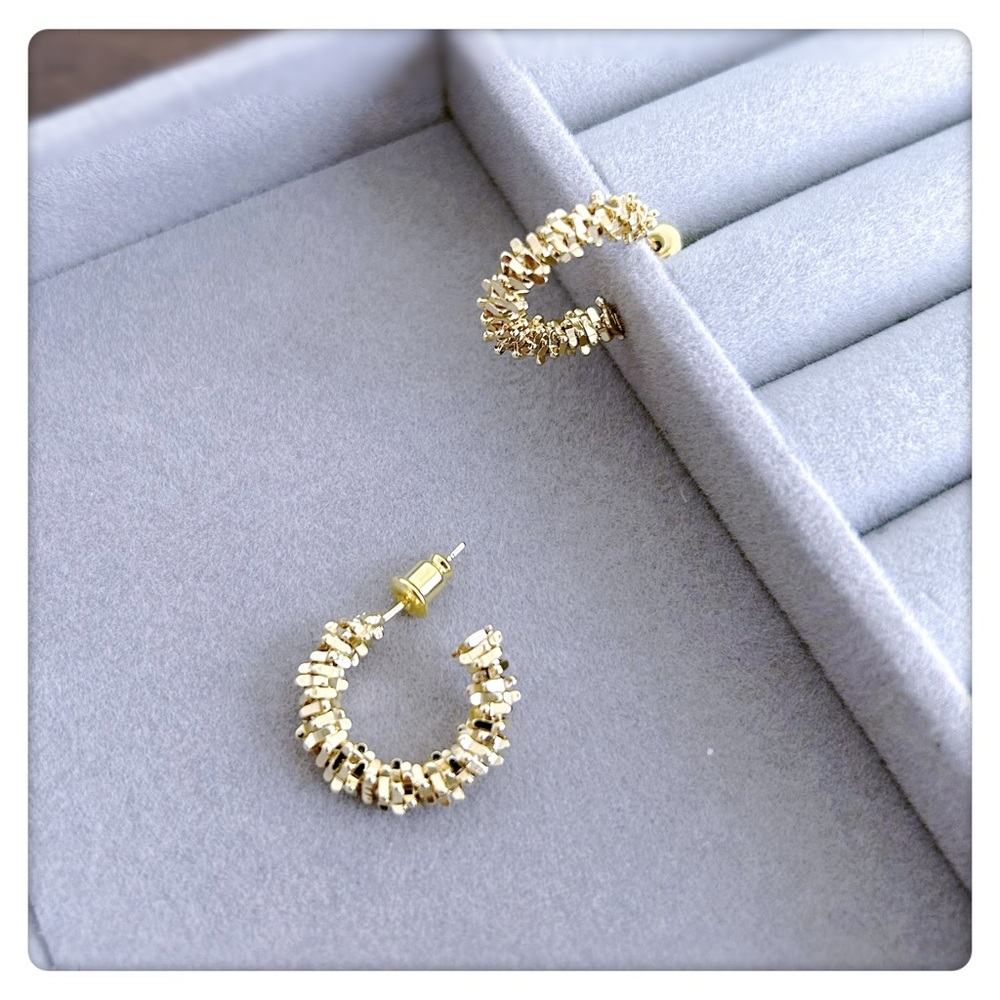 ✨NEW LAUNCH✨Fancy hoop earrings with gold color for women, party, etc